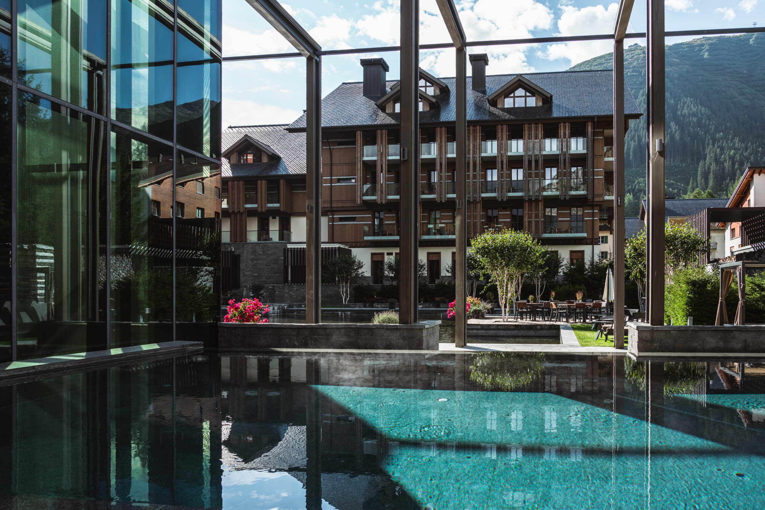 Hochzeitslocation The Chedi Andermatt Poolbereich im Sommer